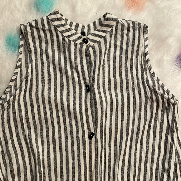Ic By Connie K Short Sleeve Sleeveless Waterfall White & Gray Stripe Button Top - Picture 3 of 5